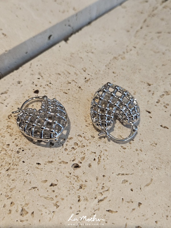 簍空愛心白金鍍金耳環